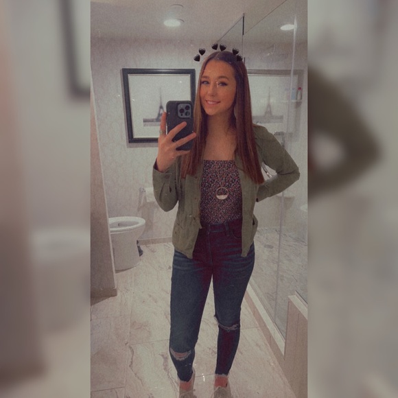 Meet your Posher, Taylor - Picture 2 of 4